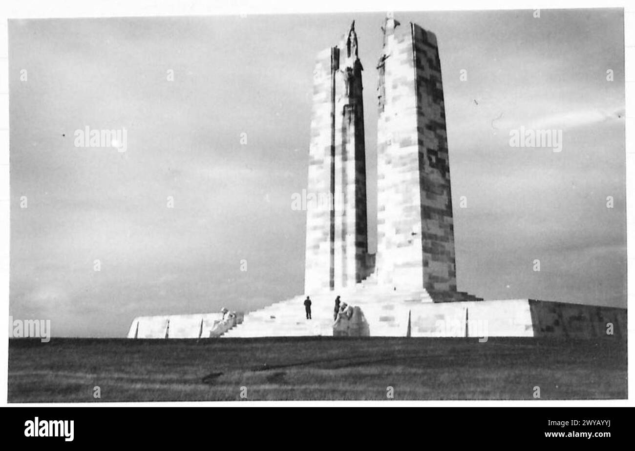 CANADIAN MEMORIAL : VIMY RIDGE - didascalia originale in tempo di guerra: Serie di immagini del Canadian War Memorial a Vimy Ridge. Negativo fotografico, British Army, 21st Army Group Foto Stock
