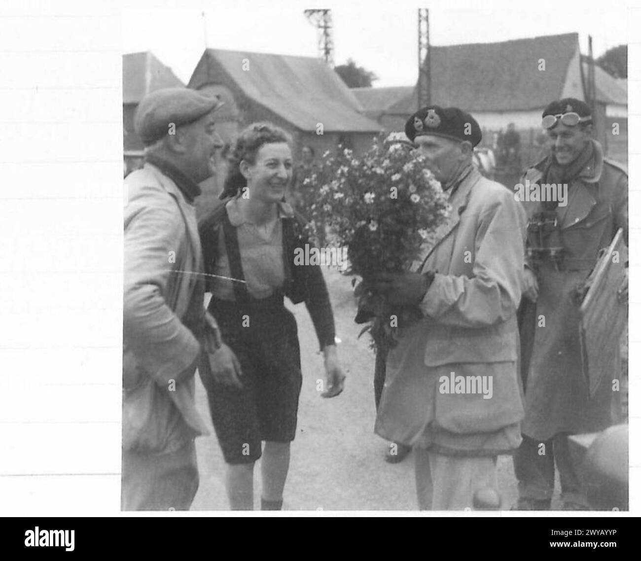 Il feldmaresciallo Montgomery viene presentato con fiori dagli abitanti del villaggio francesi durante una sosta temporanea mentre segue le sue truppe a nord. Negativo fotografico dell'esercito britannico, 21st Army Group. Foto Stock