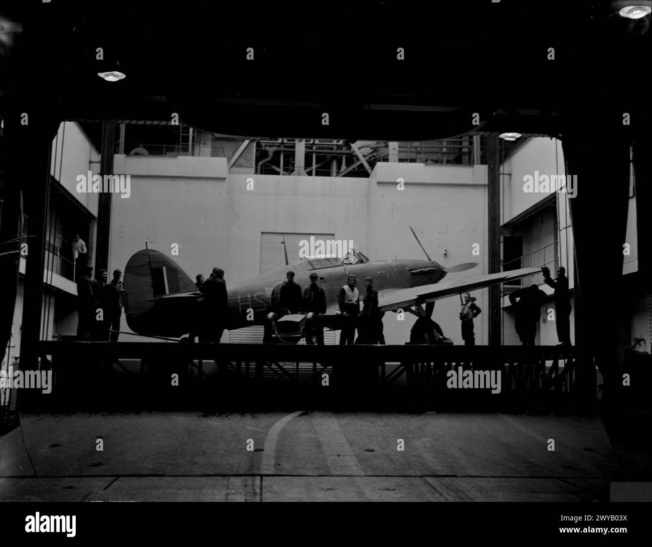 La HMS Argus celebra il suo 25° anniversario mentre addestrava i piloti della Fleet Air Arm negli atterraggi al largo di Lamlash, il 15-17 agosto 1943, con gli aeromobili sollevati al ponte di volo. Foto Stock