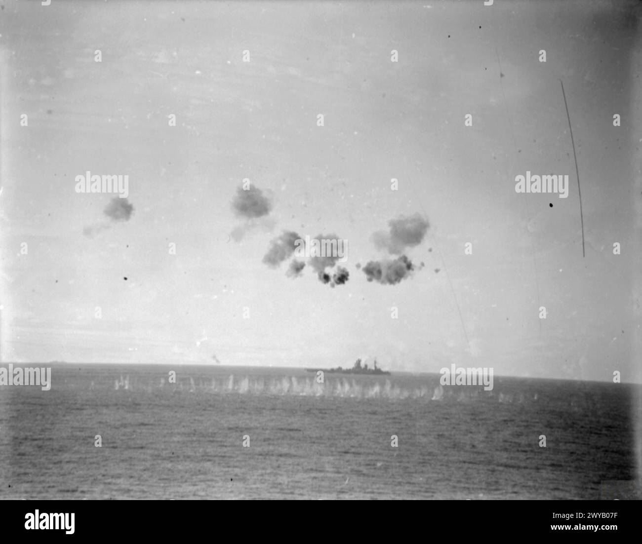 Durante l'operazione Pedestal il 12 agosto 1942, la HMS Nelson partecipa alle battaglie aeree nel Mediterraneo. Foto Stock