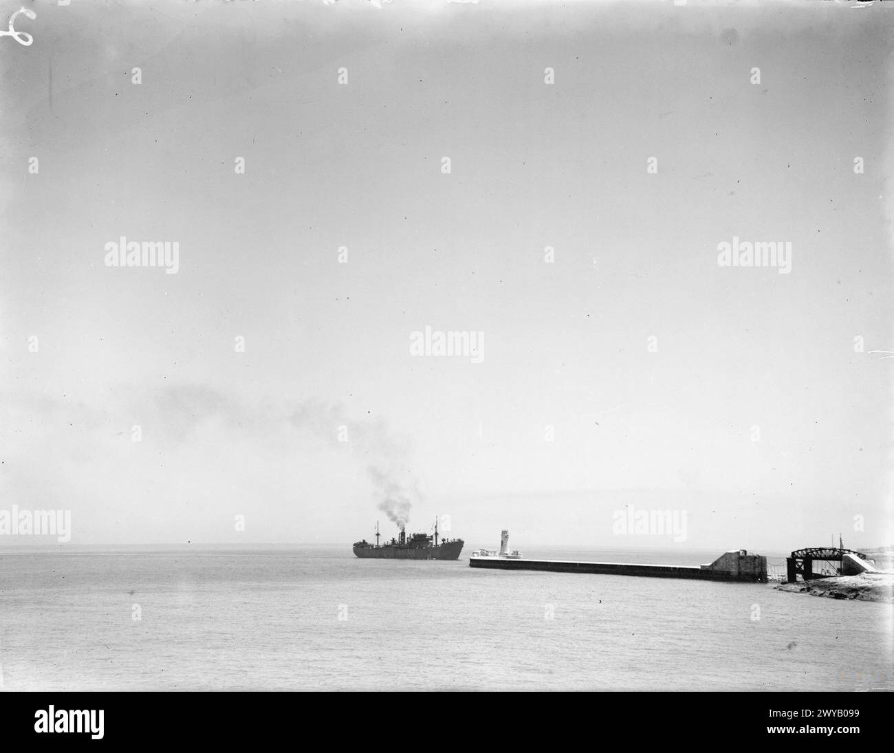 Il 2 giugno 1943, la prima nave di un convoglio da Gibilterra arrivò a Malta, passando nel porto di Grand Harbour durante l'assedio dell'isola. Foto Stock