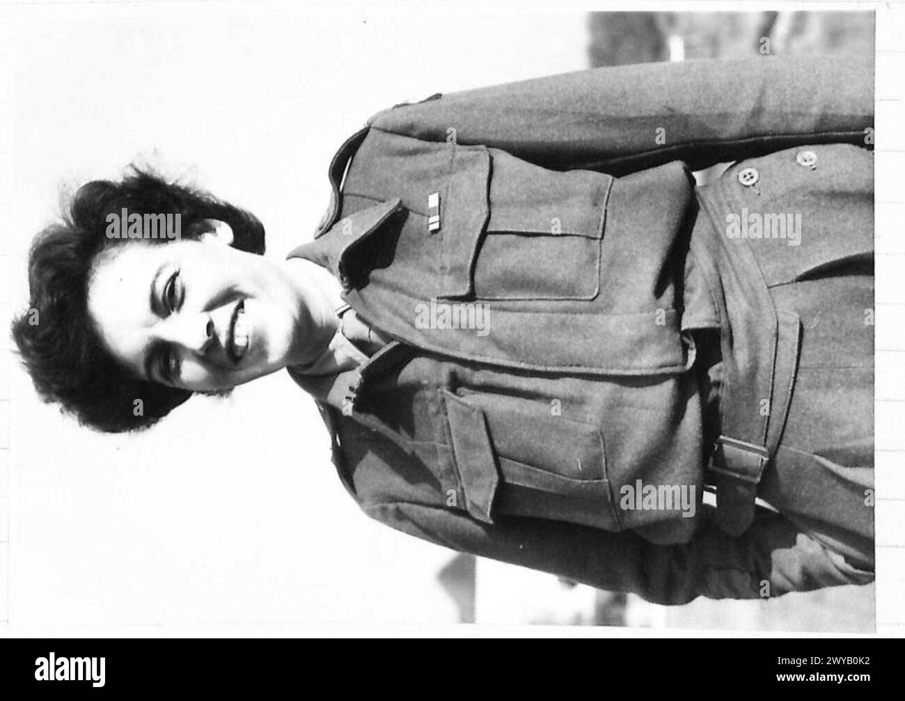 Suor Mary Swan serve come infermiera in prima linea con l'esercito britannico, 21st Army Group, fornendo assistenza medica ai soldati durante le operazioni di combattimento nell'Europa nord-occidentale, 1944-1945. Foto Stock