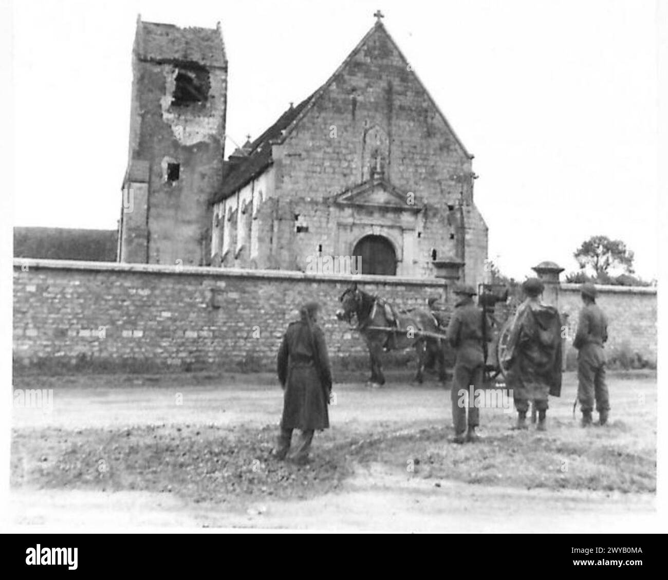 THE BRITISH ARMY IN NORTH-WEST EUROPE 1944-1945 - didascalia originale in tempo di guerra: Questa torre della chiesa danneggiata a Benouville era utilizzata dai cecchini tedeschi. Il nostro fuoco di proiettili ha presto allontanati i cecchini nemici dalla loro posizione. Negativo fotografico, British Army, 21st Army Group Foto Stock