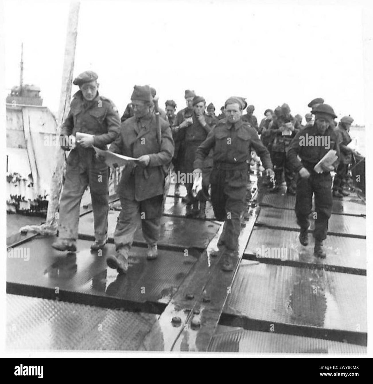 Le truppe a le Hamel vanno alle loro unità mentre leggono i giornali. Documentato dall'esercito britannico, 21st Army Group. Foto Stock