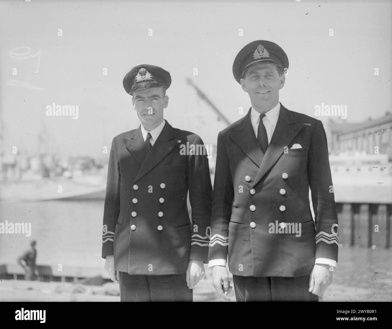 Ufficiali navali e marini della forza S al quartier generale il 26–27 maggio 1944, sotto il contrammiraglio Talbot, compresi gli ufficiali della flottiglia di Landing Craft Tanks e Support Flotilla. Foto Stock