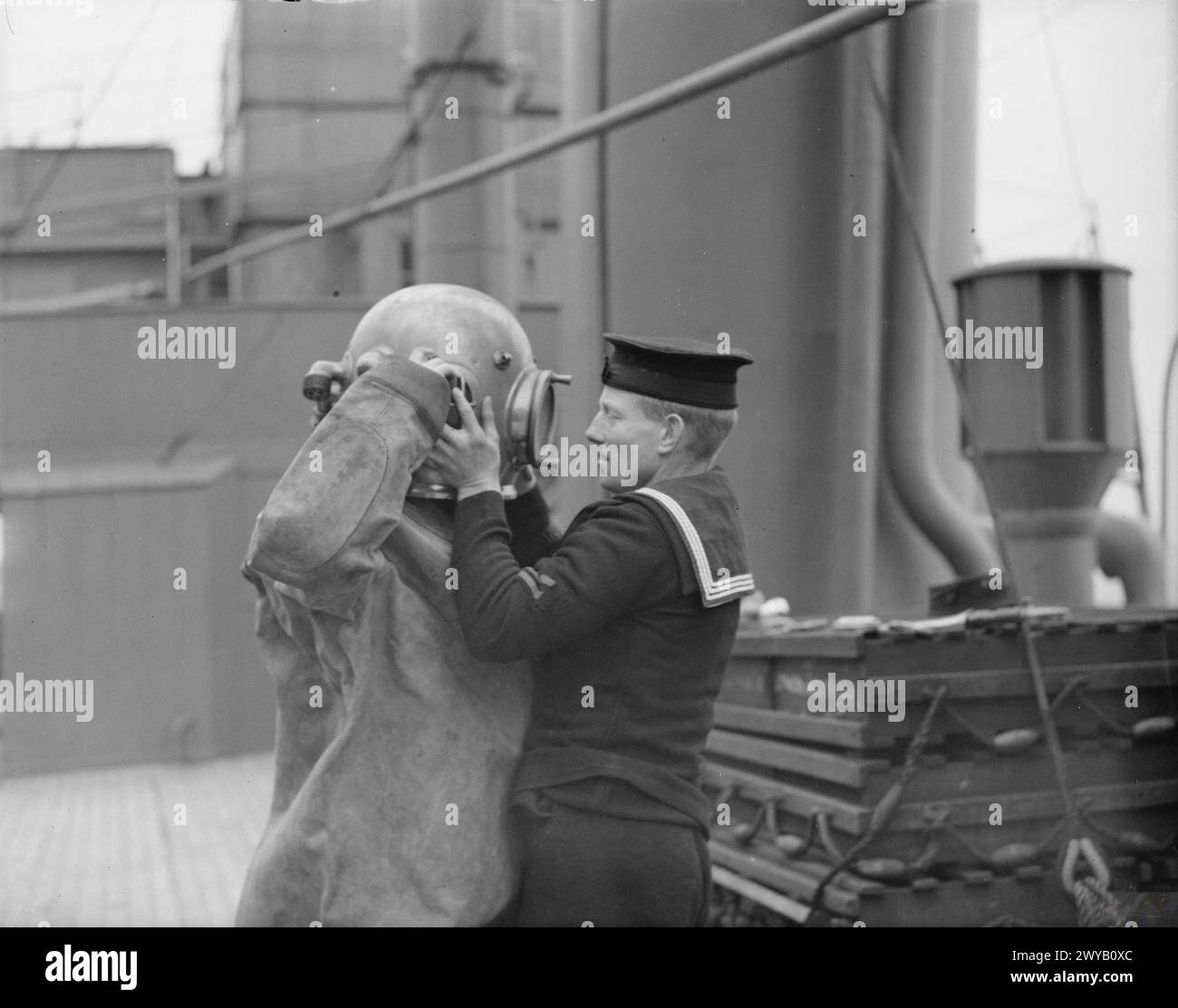 MONTAGGIO DEL SUBACQUEO. DICEMBRE 1941, HMS COCHRANE, ROSYTH, SCOZIA. - Subacqueo che indossa la sua tuta. , Foto Stock
