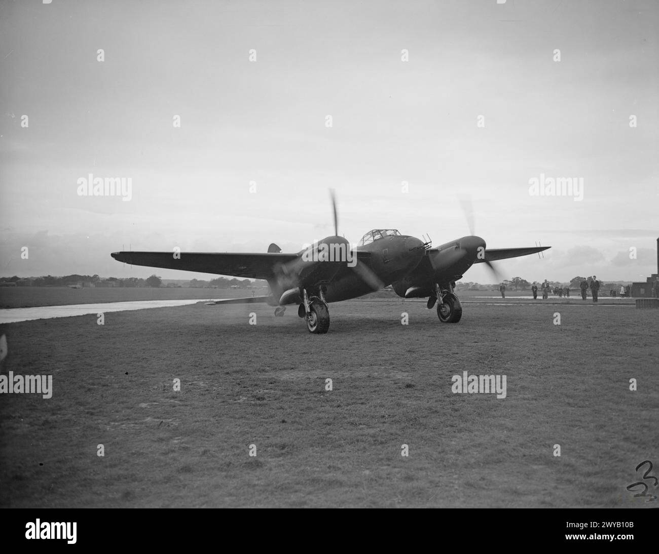 ROYAL AIR FORCE 1939-1945: COMANDO CACCIA - uno dei primi caccia notturni Mosquito II, visto dopo un volo dimostrativo durante una visita del Duca di Kent allo stabilimento de Havilland di Hatfield nel novembre 1941, sono visibili le antenne del trasmettitore montato sul naso e le antenne del ricevitore montato sulle ali per il radar ai Mk IV dell'aereo. , Giorgio, Principe (Duca di Kent) Foto Stock