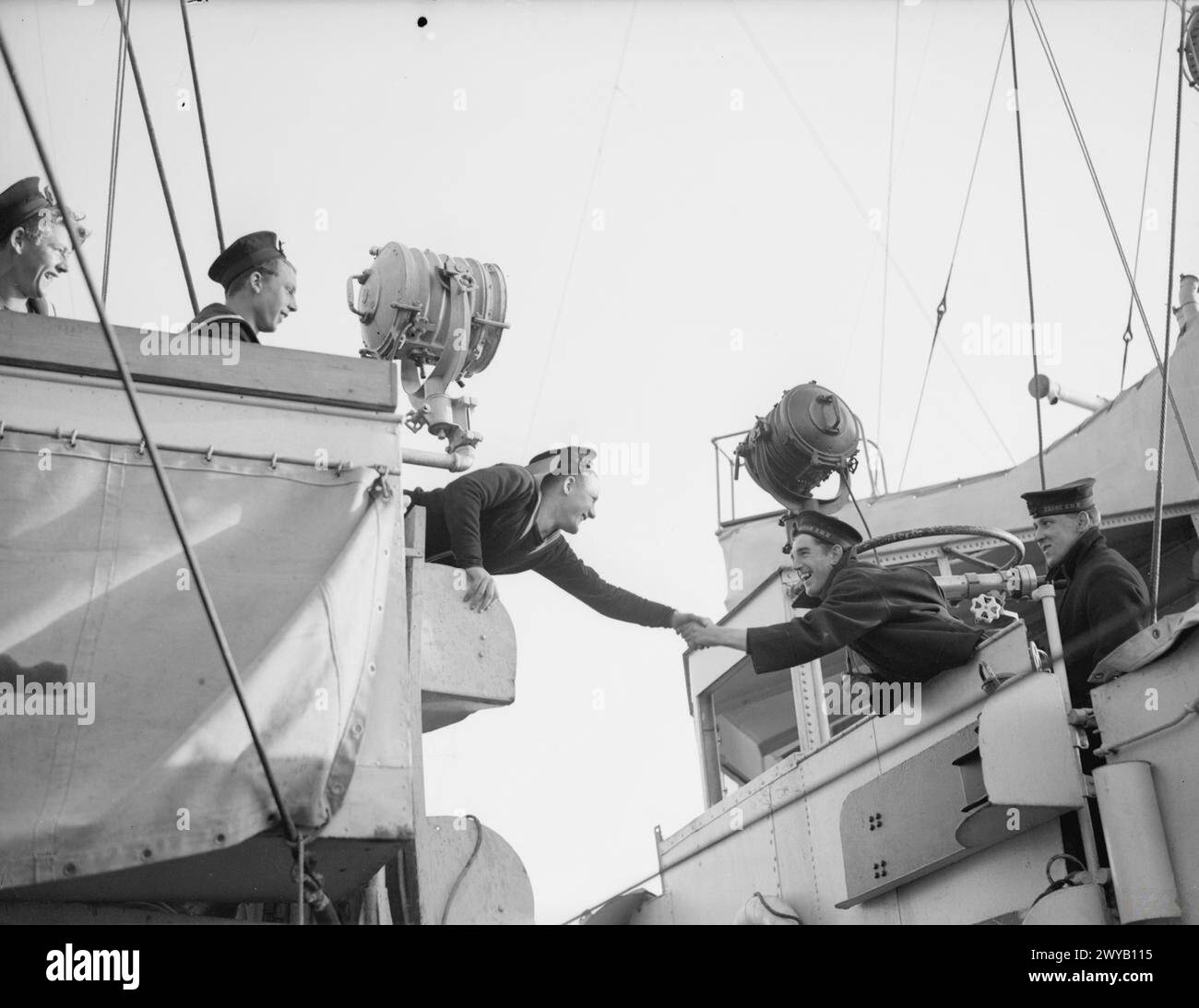 Il 28 settembre 1940 presso il Devonport Royal Dockyard, la prima flottiglia di cacciatorpediniere americani fu consegnata alla Royal Navy, presidiata da equipaggi britannici. Foto Stock