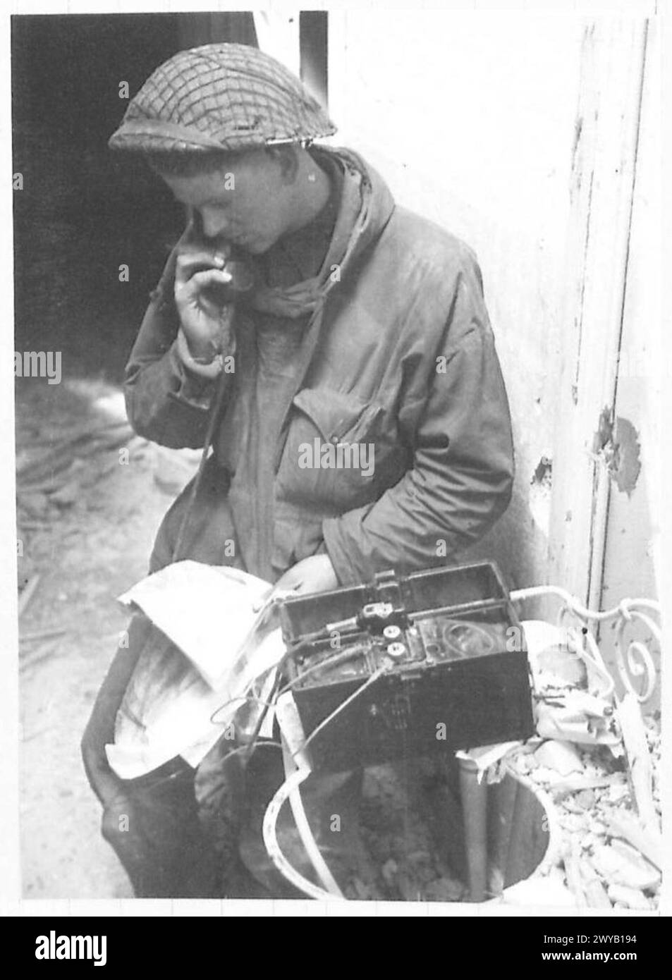 Il personale fa rapporto da un posto in avanti come parte dei preparativi per l'offensiva del Reno durante le operazioni dell'esercito britannico, 21st Army Group. Foto Stock