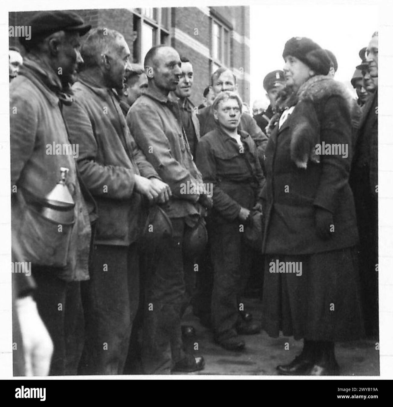 La regina Guglielmina visita una miniera di carbone a Heerlen, nei Paesi Bassi, e parla con i minatori durante il suo tour in Olanda nella seconda guerra mondiale sotto la supervisione dell'esercito britannico. Foto Stock