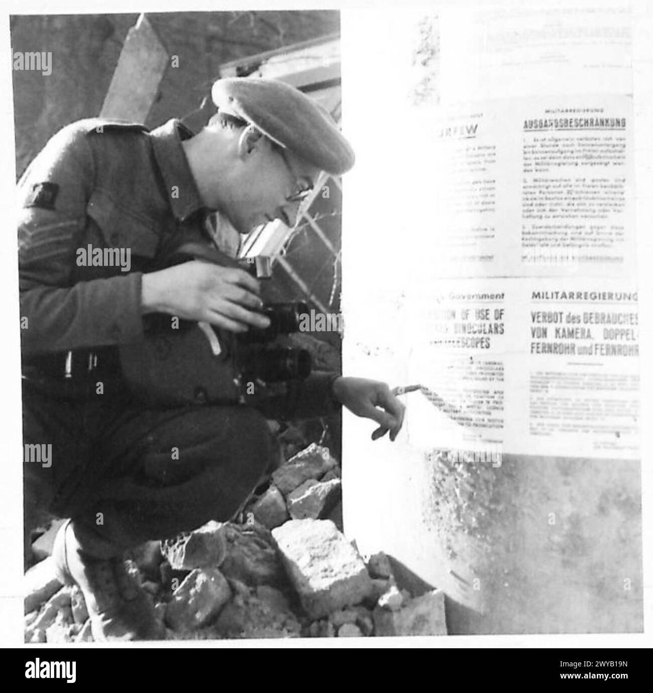 Il sergente G.C. Walker della British Army Army Film and Photo Section opera come fotografo ufficiale durante i preparativi per la battaglia sul Reno, con un pass che autorizza la fotografia. Foto Stock