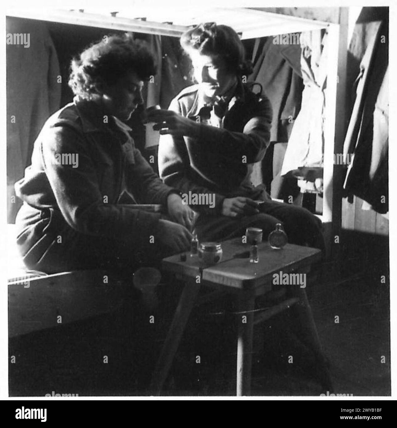 I membri del servizio territoriale ausiliario esaminano i profumi e le polveri acquistati di recente mentre si trovano all'estero. Negativo fotografico, British Army, 21st Army Group. Foto Stock