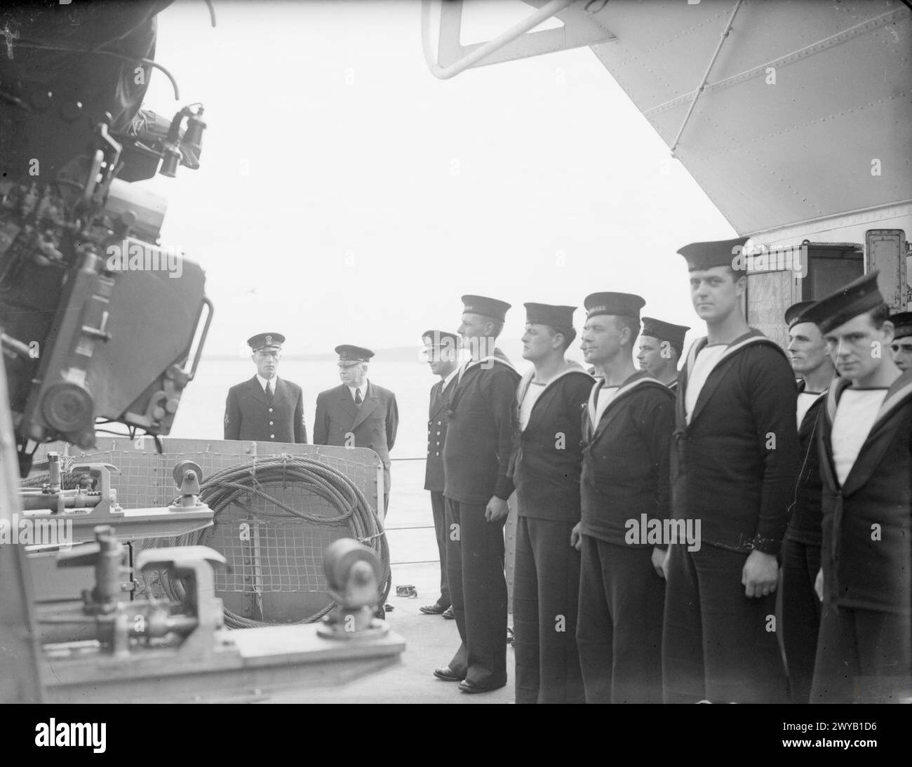 Il primo Lord dell'Ammiragliato, A V Alexander, visitò la Home Fleet nel settembre 1941, osservando un equipaggio di cannoni a bordo della HMS Badsworth. Foto Stock