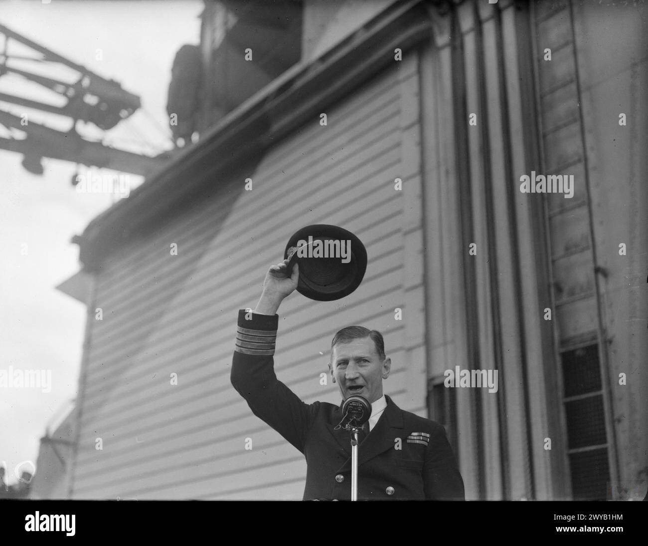 Il primo Lord dell'Ammiragliato A.V. Alexander visita la Home Fleet a Scapa Flow il 15 gennaio 1943. Il Capitano Woodhouse porta i saluti a bordo della HMS Howe. Foto Stock