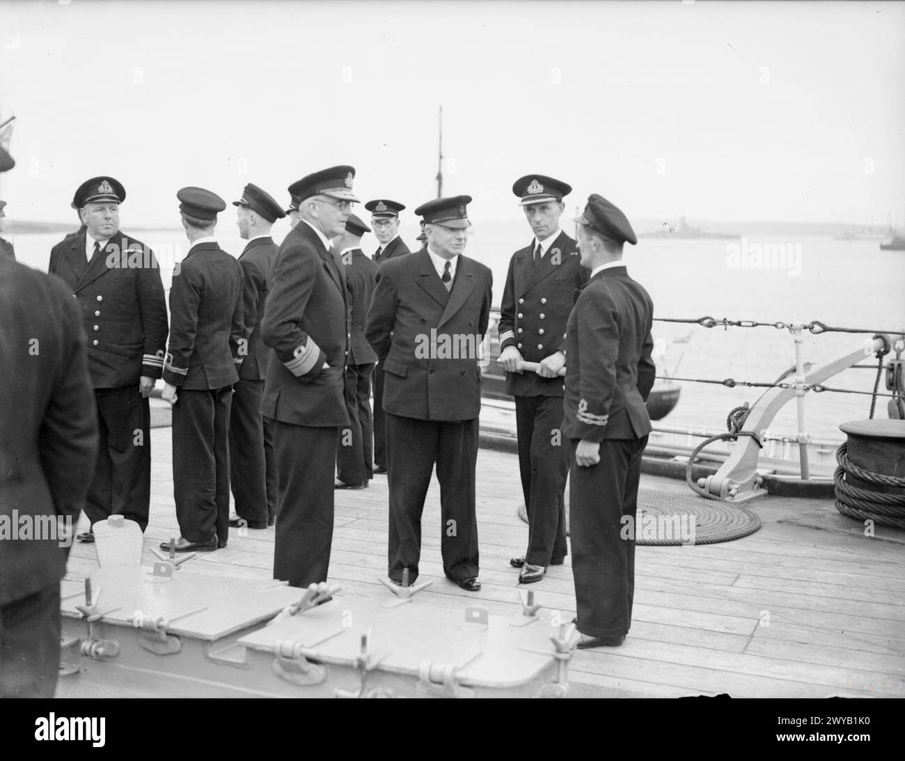 Nel settembre 1941, il primo Lord dell'Ammiragliato, A V Alexander, deputato, visitò la Home Fleet, parlando con un ufficiale di pattuglia ausiliaria a bordo di una nave da guerra. Foto Stock