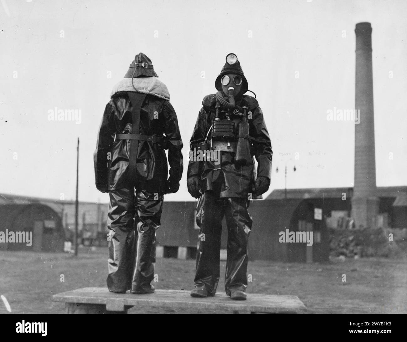 Il 27 dicembre 1941 a Rosyth, viene mostrato un nuovo equipaggiamento antincendio per la Royal Navy, mostrando la vista anteriore e posteriore dei dispositivi. Foto Stock