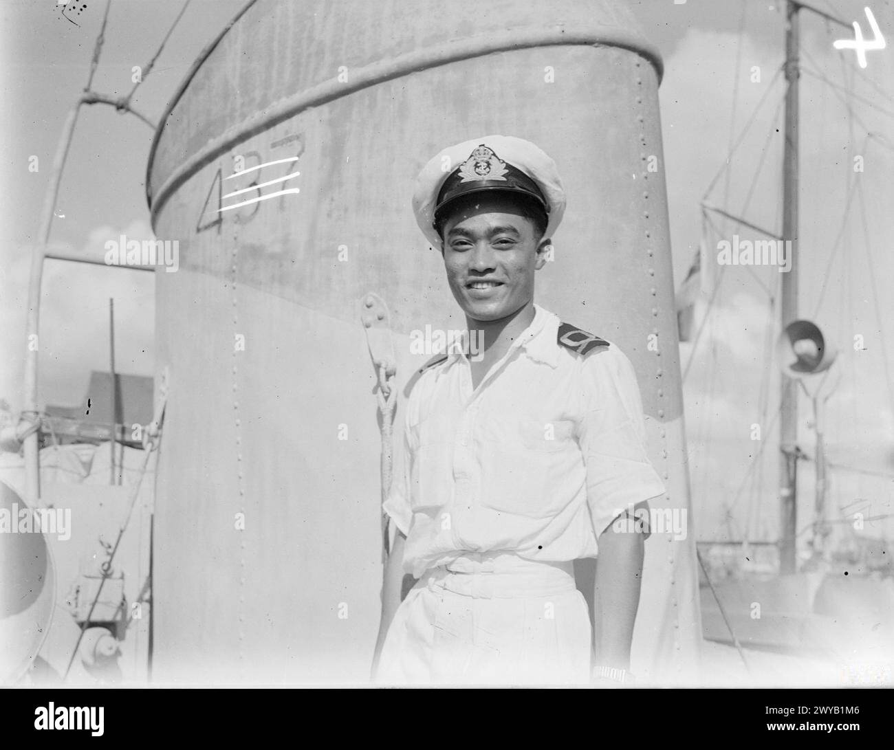 L'8 aprile 1945 a Colombo, ufficiali e uomini di un lancio a motore della RNVR birmana, tra cui ML 437, sono ritratti dopo aver partecipato al blocco delle vie di fuga giapponesi dall'isola Ramree. Foto Stock