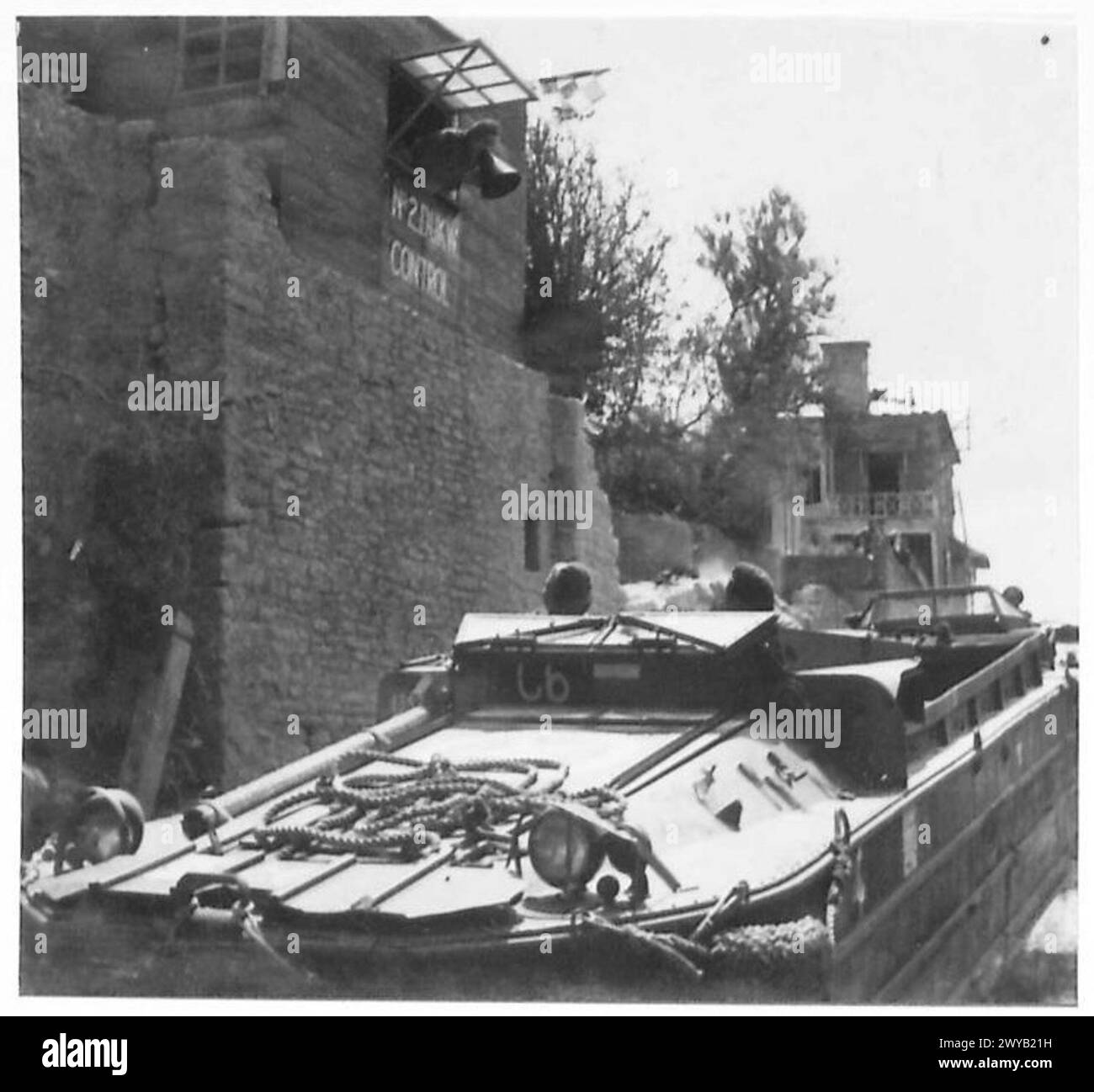 I Dukw sono caricati e scaricati a Mulberry B, maneggiando circa 2.700 tonnellate al giorno, British Army, 21st Army Group. Foto Stock