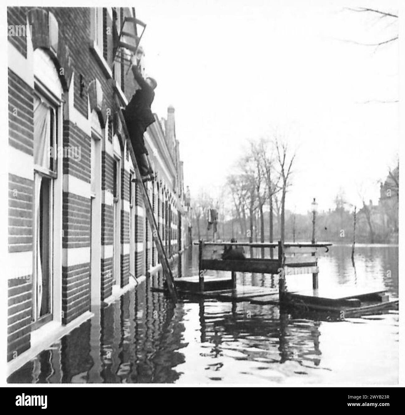 I mobili vengono recuperati dalla finestra superiore di una casa allagata sull'isola di Walcheren su una zattera fatta in casa durante le operazioni dell'esercito britannico. Foto Stock