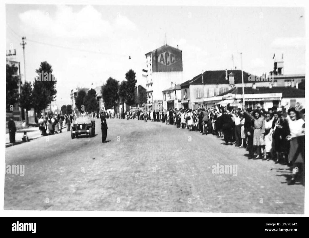 La gente di Parigi si aggira per le strade per salutare le truppe inglesi, americane, canadesi e francesi che entrano nella città liberata, British Army, 21st Army Group. Foto Stock
