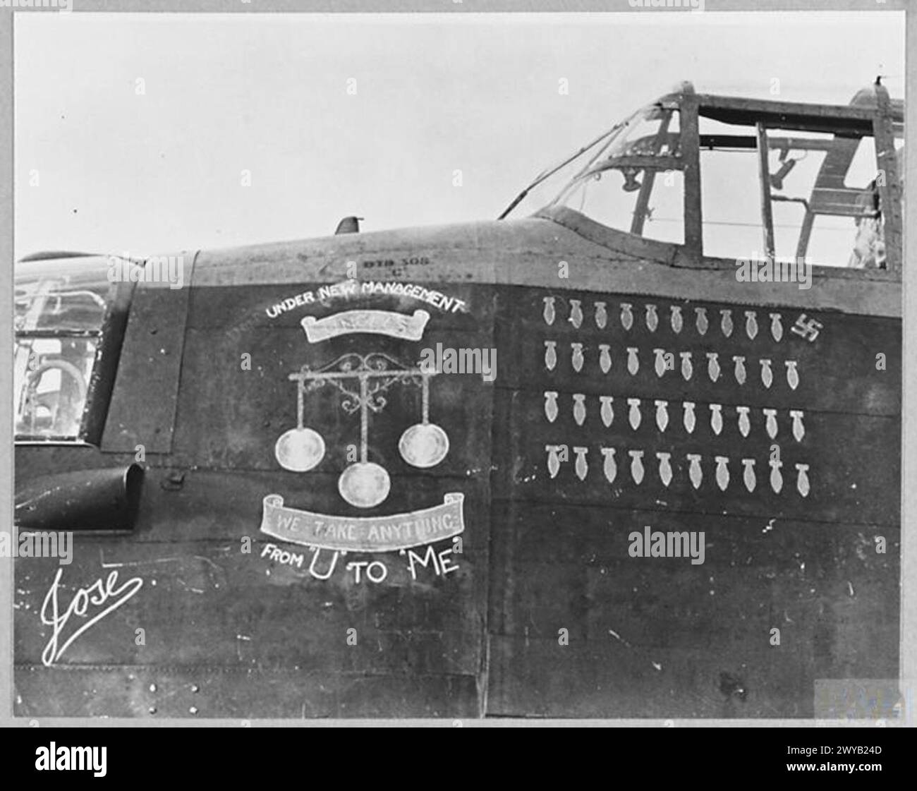 L'emblema del bombardiere Lancaster "M" per madre sostituisce "U" per zio, con 40 bombe che rappresentano incursioni e una svastica che denota un caccia notturno abbattuto dall'equipaggio, segnando cambiamenti nel 1943. Foto Stock