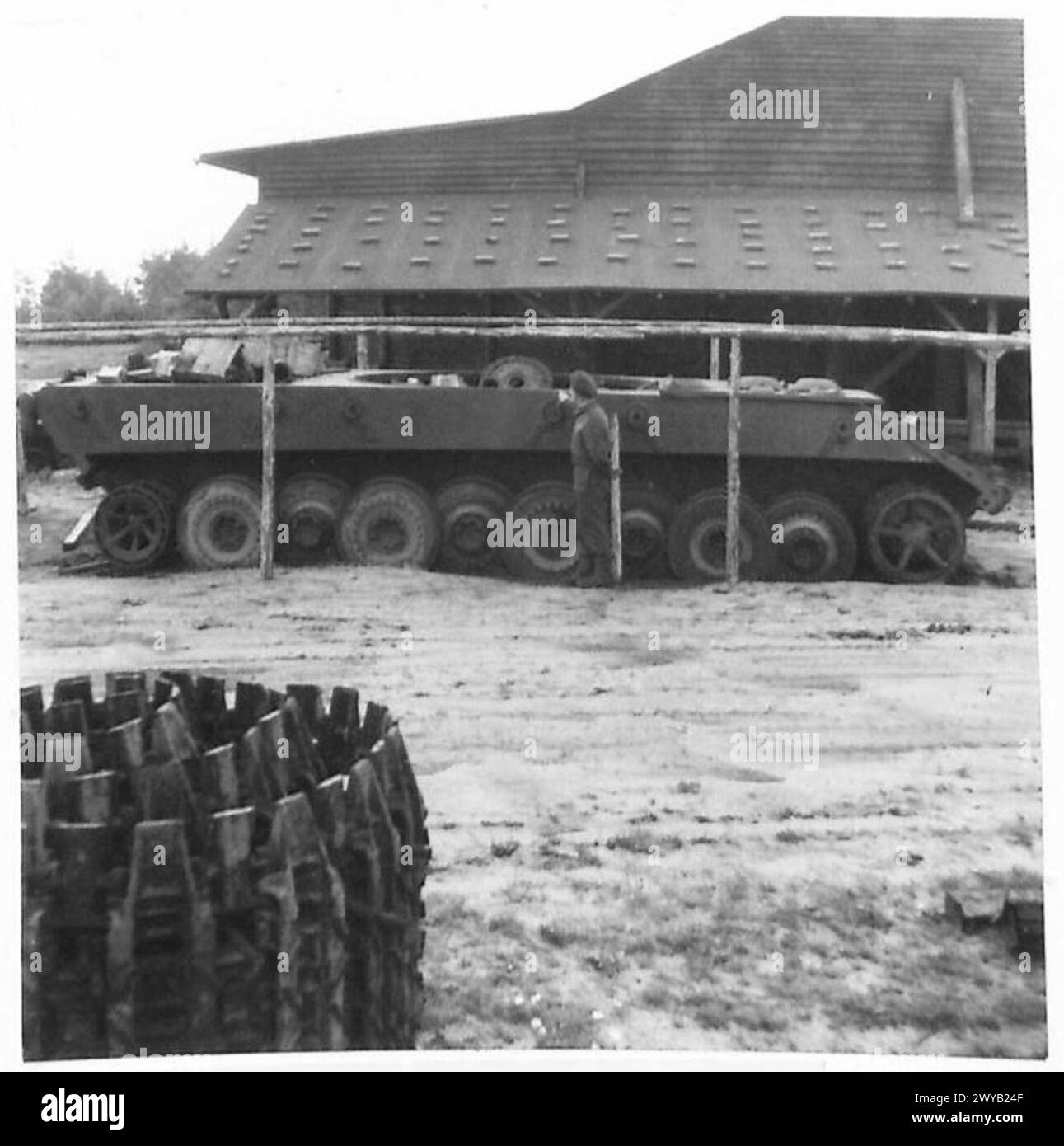 Il carro armato E.100 a metà costruzione presso la stazione sperimentale vicino a Paderborn, del peso di 160 tonnellate con corazzatura da 20 cm, equipaggiato con un motore da 1.100 HP e un cannone da 15 cm, British Army, 21st Army Group. Foto Stock