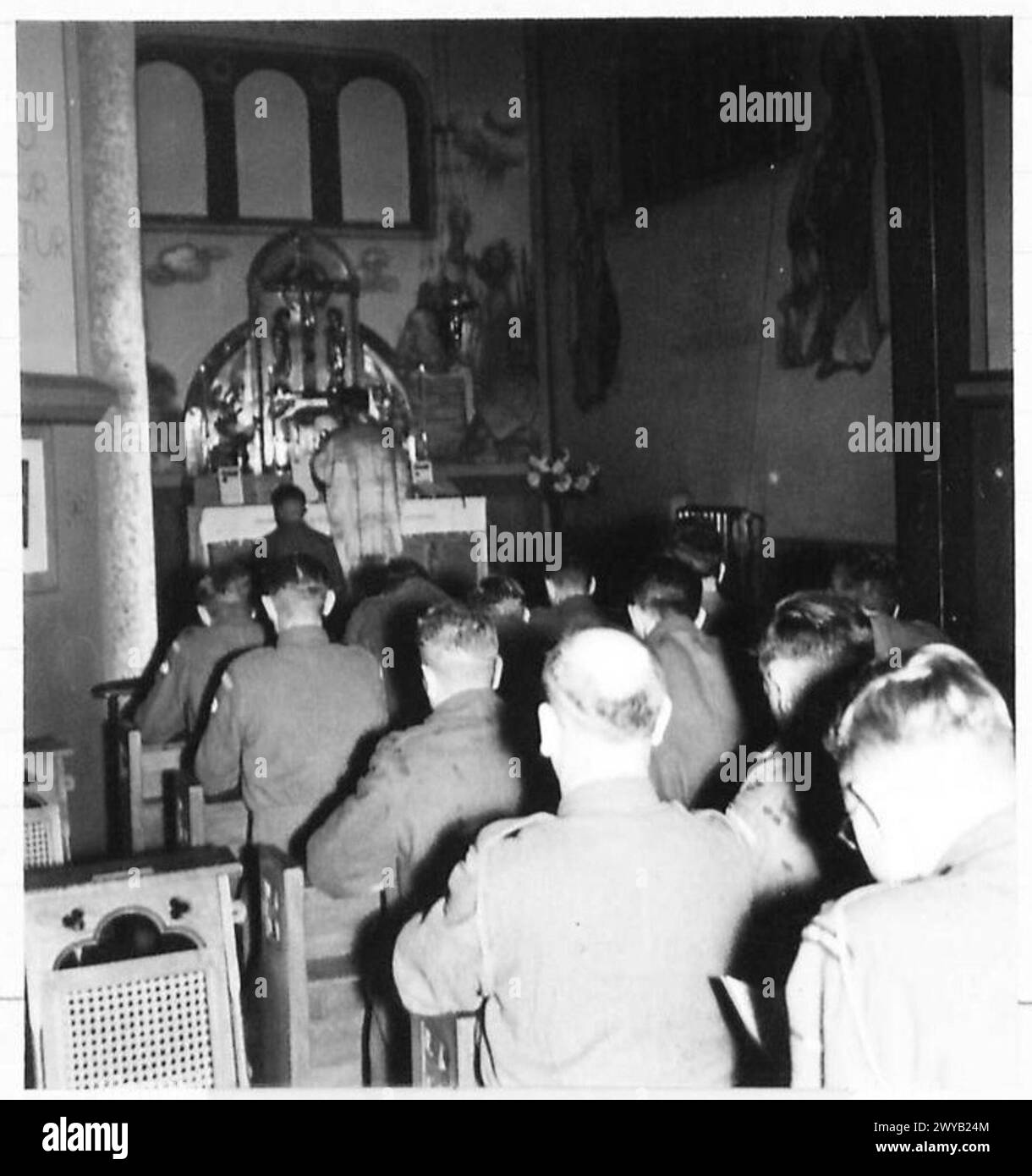 I cappellani cattolici conducono la messa per le truppe a Eindhoven, nei Paesi Bassi, in chiese e cappelle dove è possibile il culto cattolico. Foto Stock