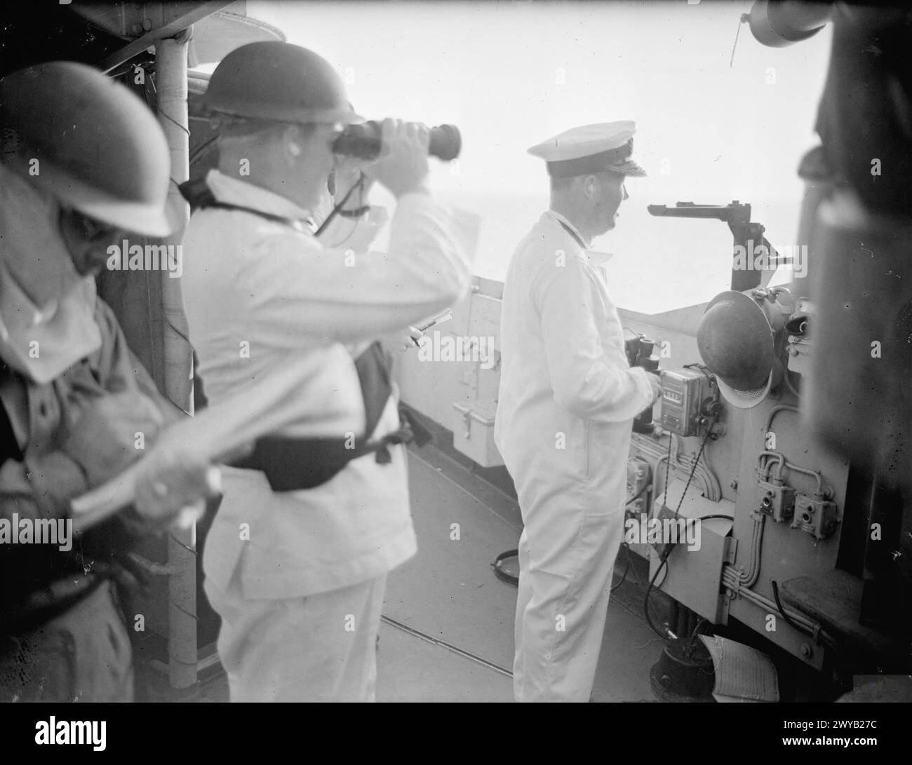 La HMS Warspite bombardò le posizioni nemiche a Catania, in Sicilia, il 17 luglio 1943, sparando proiettili a distanze comprese tra 11.000 e 15.000 iarde. Il contrammiraglio A.W. la T. Bisset e il suo staff erano sul ponte dell'ammiraglio durante l'azione. Foto Stock