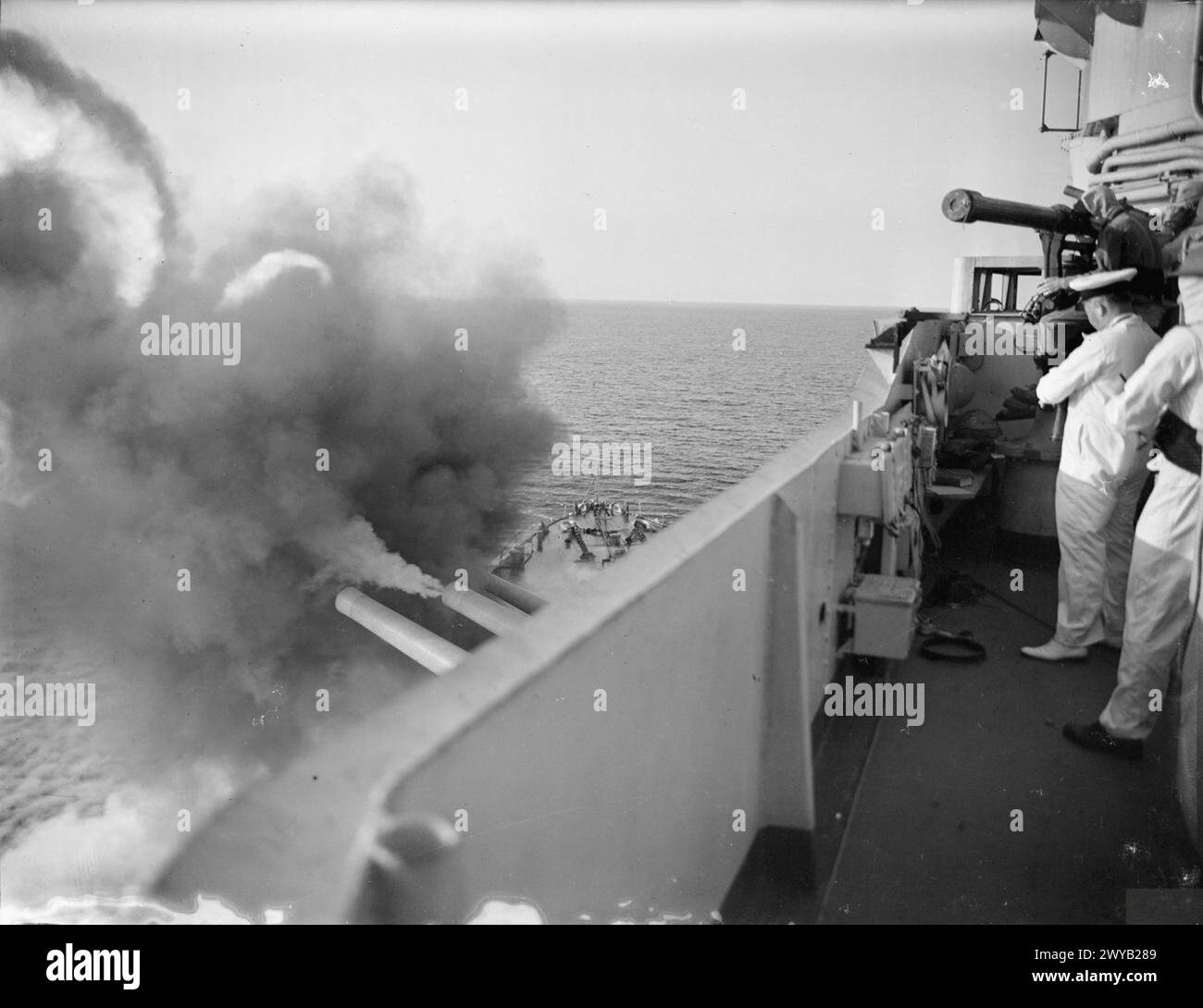 Il 17 luglio 1943, la corazzata britannica HMS Warspite bombardò le posizioni nemiche a Catania, in Sicilia, sparando proiettili da 11.000 a 15.000 iarde in risposta a una richiesta dell'esercito. Foto Stock