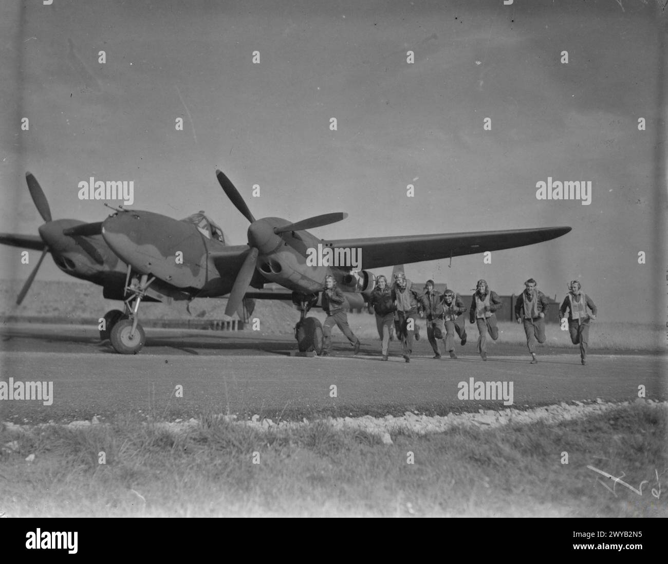 I piloti del 20th Fighter Group passano davanti a un P-38 Lightning alla base aerea di Kings Cliffe, ottobre 1943, durante i preparativi per le missioni di combattimento sulla Francia settentrionale. Foto Stock