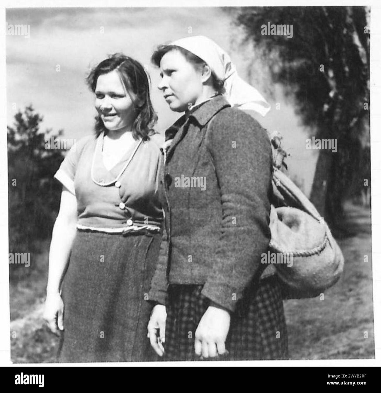 Due ragazze russe che sono state costrette dalle autorità tedesche a lavorare in agricoltura sono ora liberate, documentate dall'esercito britannico. Foto Stock