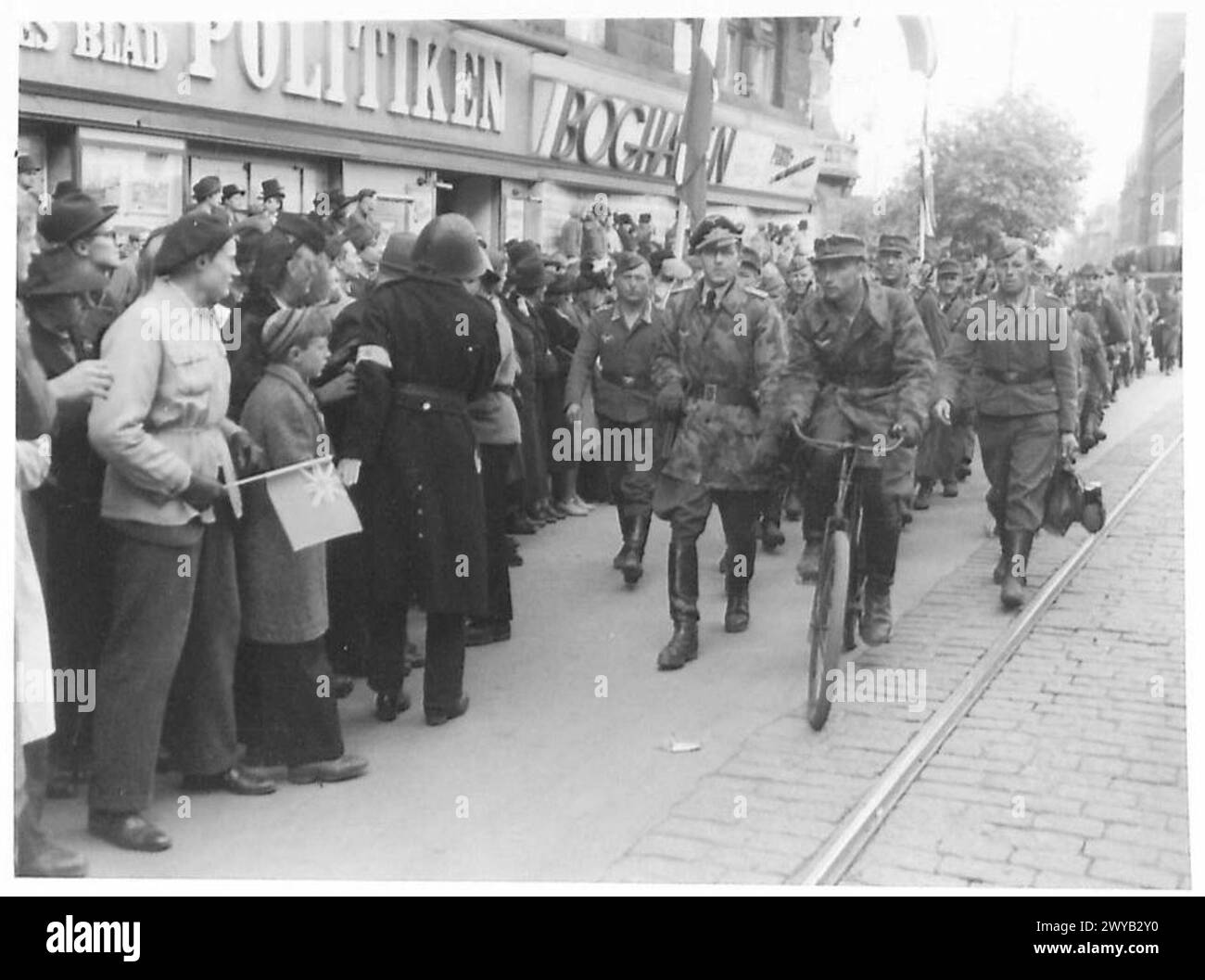 I soldati tedeschi e il personale femminile delle forze armate lasciano Copenaghen con carri armati, biciclette, veicoli trainati da cavalli, e a piedi tornano in Germania. Foto Stock