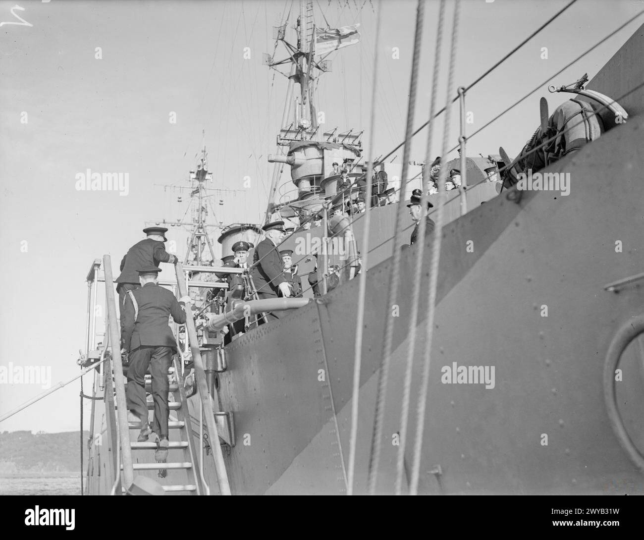 Il 30 agosto 1944, il primo Lord dell'Ammiragliato, Mr A V Alexander, arrivò a bordo della HMS Swiftsure a Plymouth, prendendo il passaggio nel Mediterraneo. Foto Stock