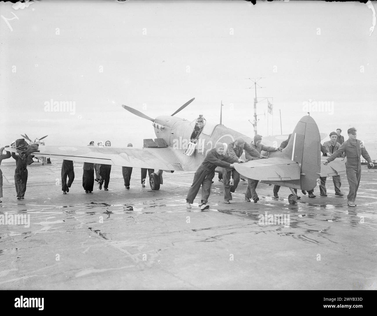 Tra il 15 e il 17 agosto 1943, la HMS Argus, festeggiando 25 anni di servizio, addestrò i piloti della Fleet Air Arm negli sbarchi di portaerei al largo di Lamlash, con operazioni di gestione degli aeromobili tra cui gli Hawker Hurricanes. Foto Stock