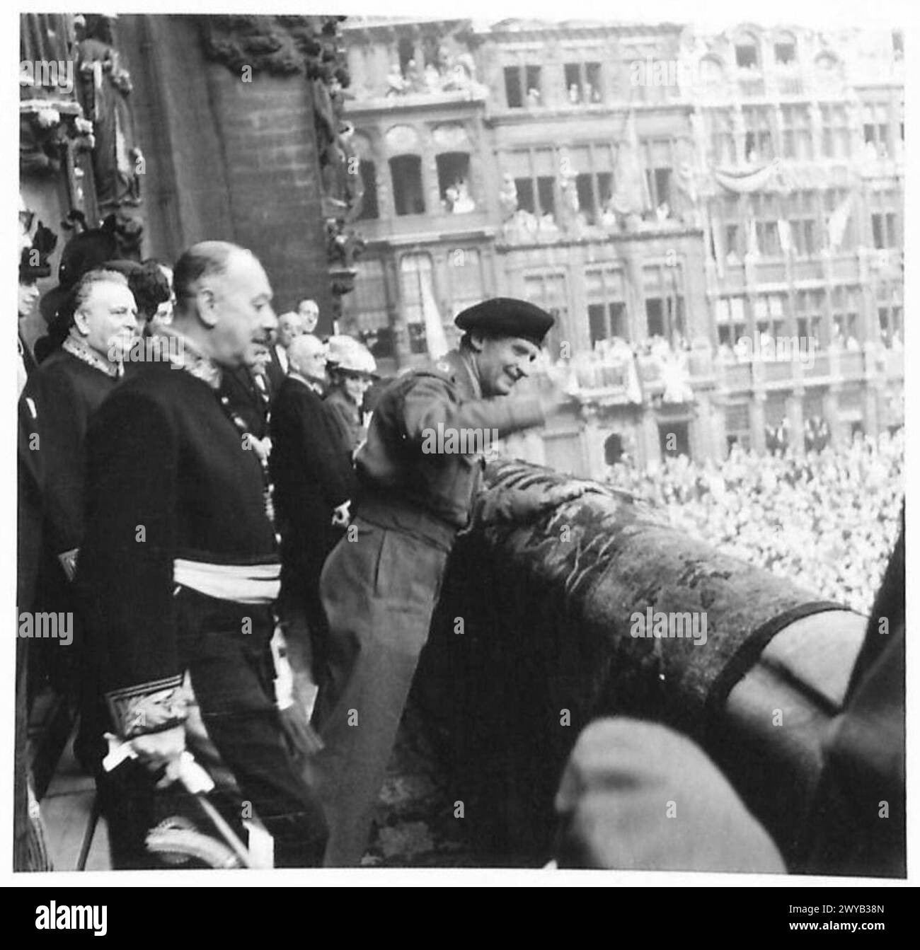 Il feldmaresciallo Montgomery riconosce il plauso della folla dal balcone dell'Hotel de Ville durante la sua visita di due giorni a Bruxelles, documentata in un negativo fotografico dall'esercito britannico del Reno. Foto Stock