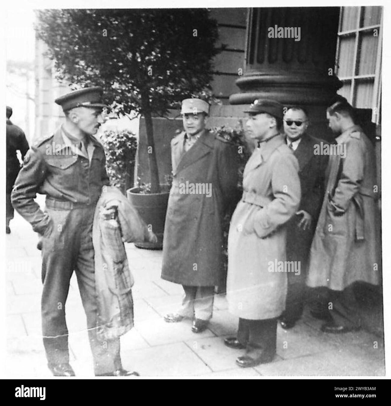 IL GENERALE CINESE VISITA AMBURGO - didascalia originale in tempo di guerra: Le immagini mostrano il generale Feng Yee e il suo gruppo fuori dall'Atlantic Hotel, dove hanno soggiornato durante la loro visita. Negativo fotografico , British Army of the Rhine Foto Stock