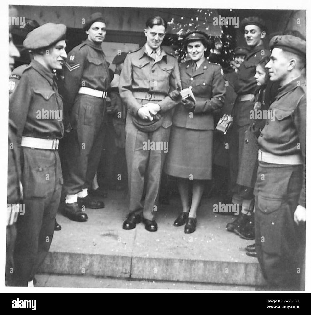 Scene di un matrimonio militare a Hasselt, in Olanda, mentre la coppia lascia la chiesa, British Army, 21st Army Group. Foto Stock