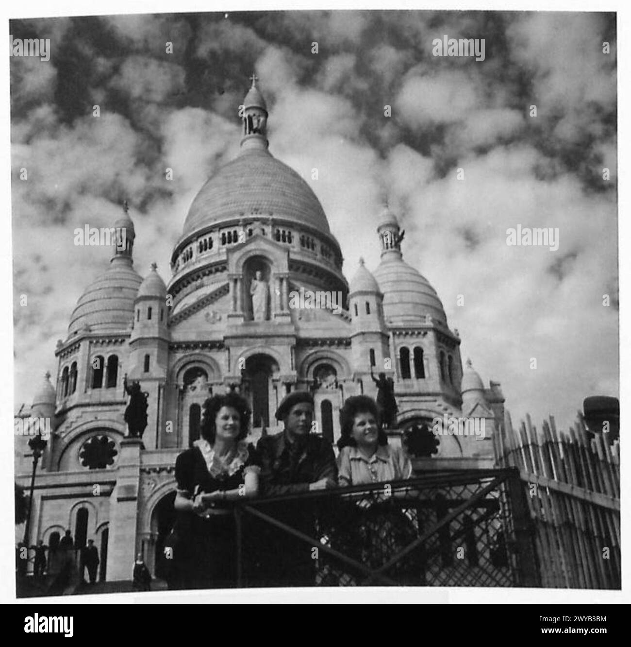 Le donne parigine guidano un soldato britannico intorno ai siti importanti di Parigi durante la seconda guerra mondiale Foto Stock