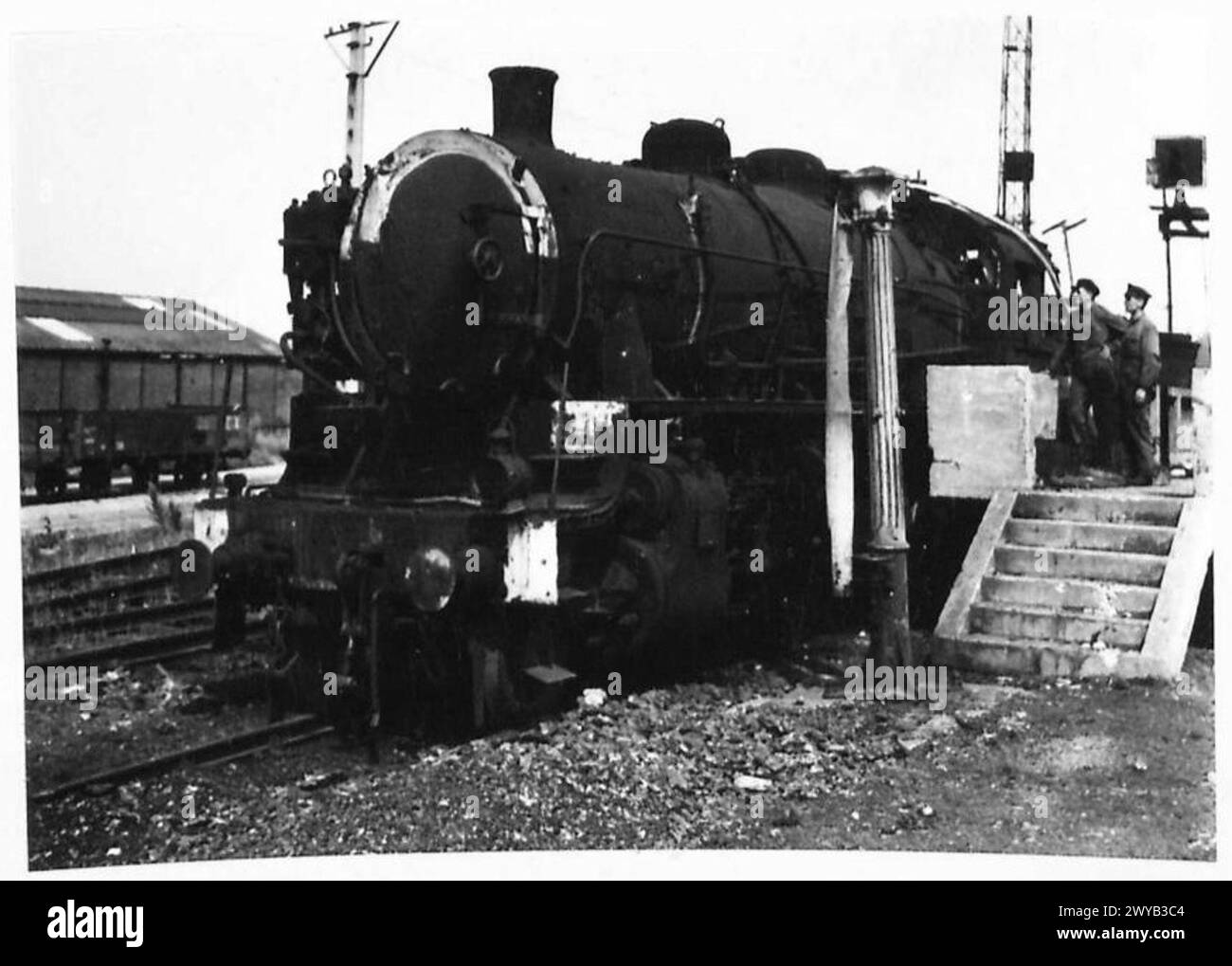 Le riparazioni vengono eseguite su strutture danneggiate da bombe presso il Caen Railway Centre, con un motore americano in uso dal 1917. Foto Stock