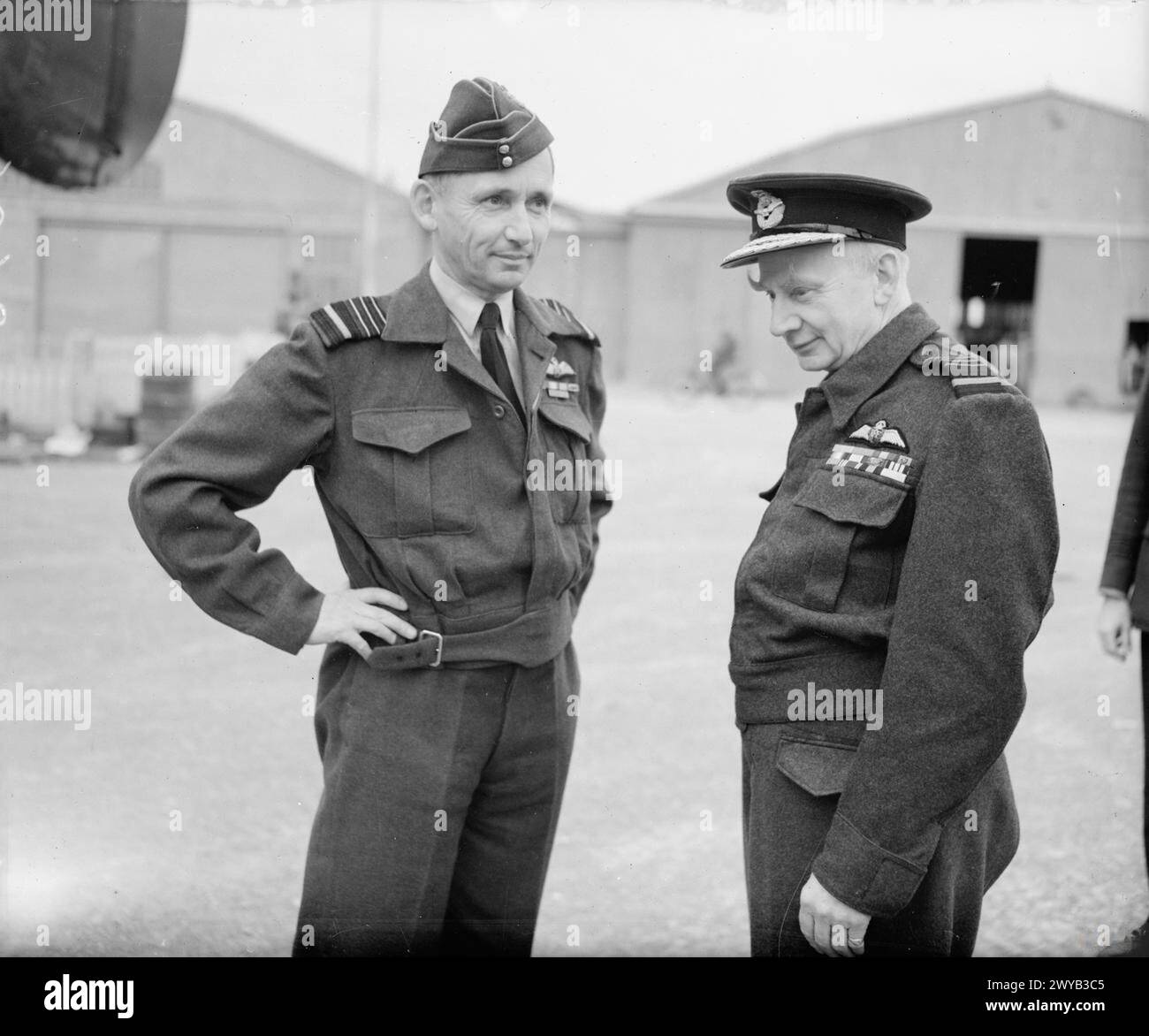 OPERAZIONI DELLA ROYAL AIR FORCE IN MEDIO ORIENTE E NORD AFRICA, 1939-1943. - L'Air Chief Marshal Sir Frederick Bowhill, Air Officer Commanding RAF Transport Command (destra), è accolto dal Air Chief Marshal Sir Arthur Tedder, Air Officer Commanding in Chief, Mediterranean Air Command, poco dopo essere arrivato a Masion Blanche, Algeria, per una visita in Nord Africa. , Tedder, Arthur William, Royal Air Force, Transport Command Foto Stock