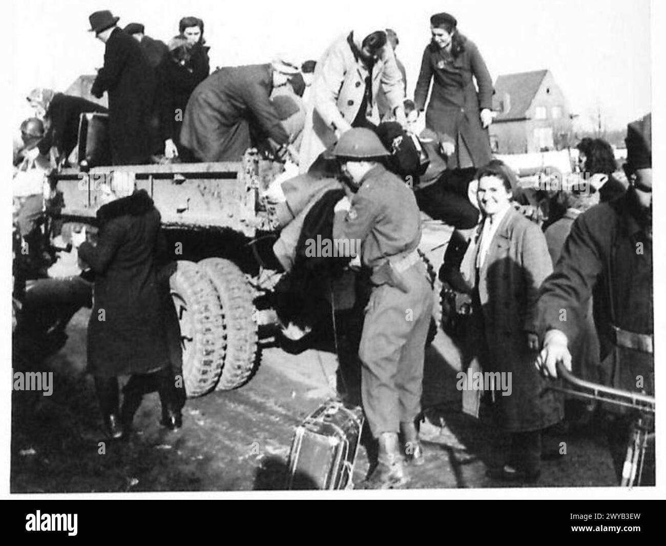 I contadini russi eseguono lavori forzati nelle fattorie dell'Europa nord-occidentale sotto l'occupazione tedesca nel periodo 1944-1945, osservate dall'esercito britannico. Foto Stock