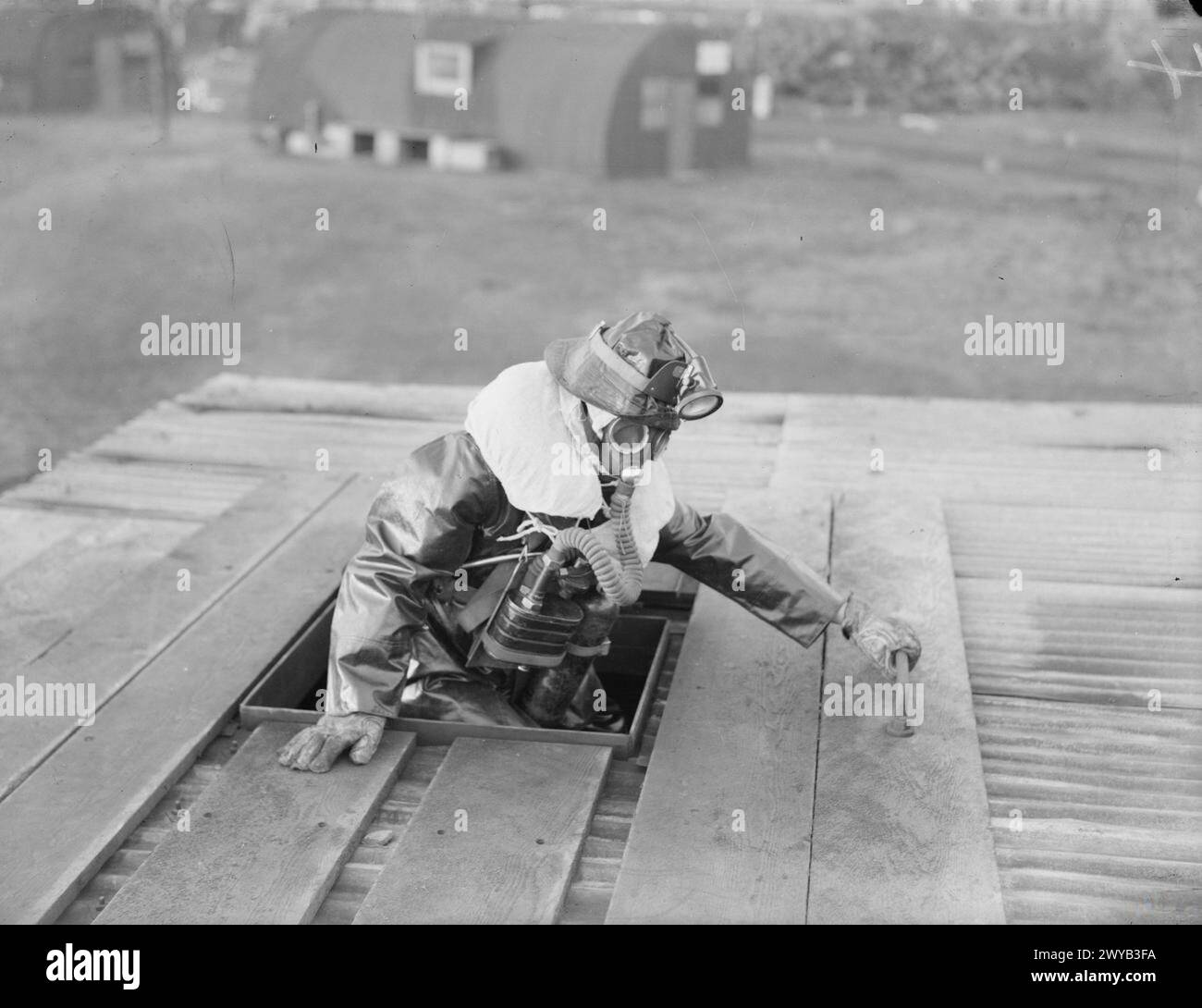 Il 27 dicembre 1941 a Rosyth, un pompiere della marina dimostrò nuove attrezzature antincendio per la Royal Navy, mostrando come scendere dal portello di una nave indossando l'equipaggiamento completo. Foto Stock