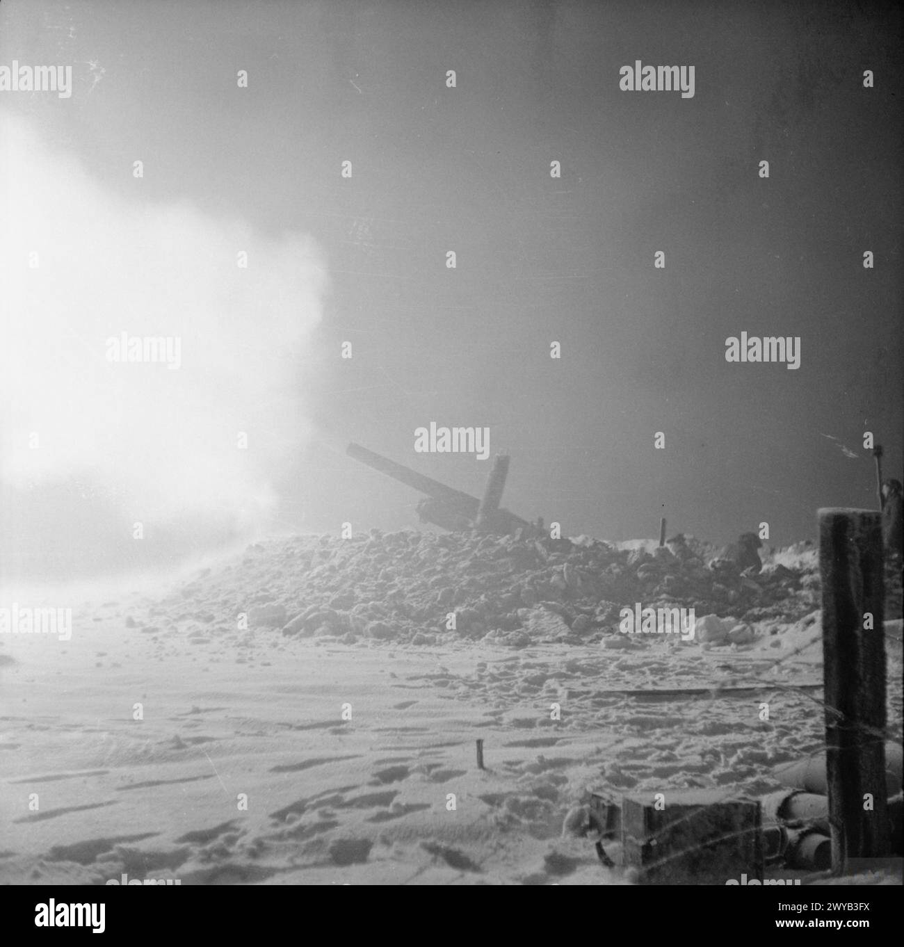 Il 16 gennaio 1945 nella zona di Sittard in Olanda, obici da 5,5 pollici di 236 Battery, 59th Medium Regiment, Royal Artillery spararono all'alba prima dell'attacco del 12 Corps. Foto Stock
