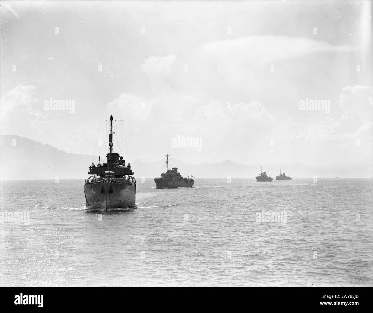 Nel settembre 1941, gli aerei italiani attaccarono un grande convoglio britannico diretto a Malta (operazione Halberd) nel Mediterraneo, ma il fuoco antiaereo e gli aerei della HMS Ark Royal proteggevano il convoglio quando le Corvette entravano nel porto di Gibilterra. Foto Stock