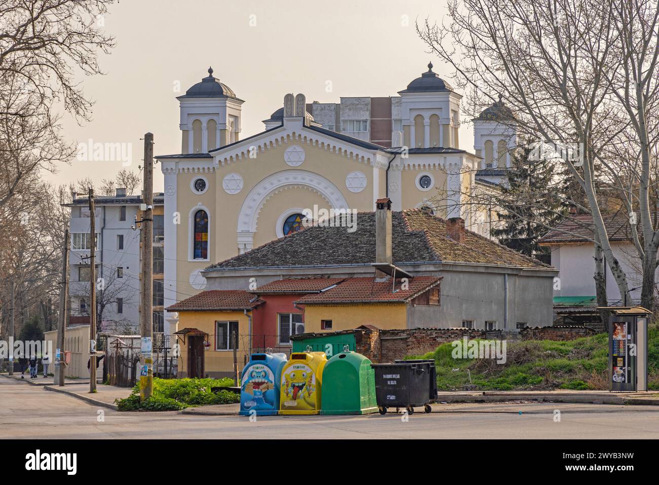 Vidin, Bulgaria - 16 marzo 2024: Ristrutturato edificio della sinagoga culturale Centrе Jules Pascin luogo di culto. Foto Stock