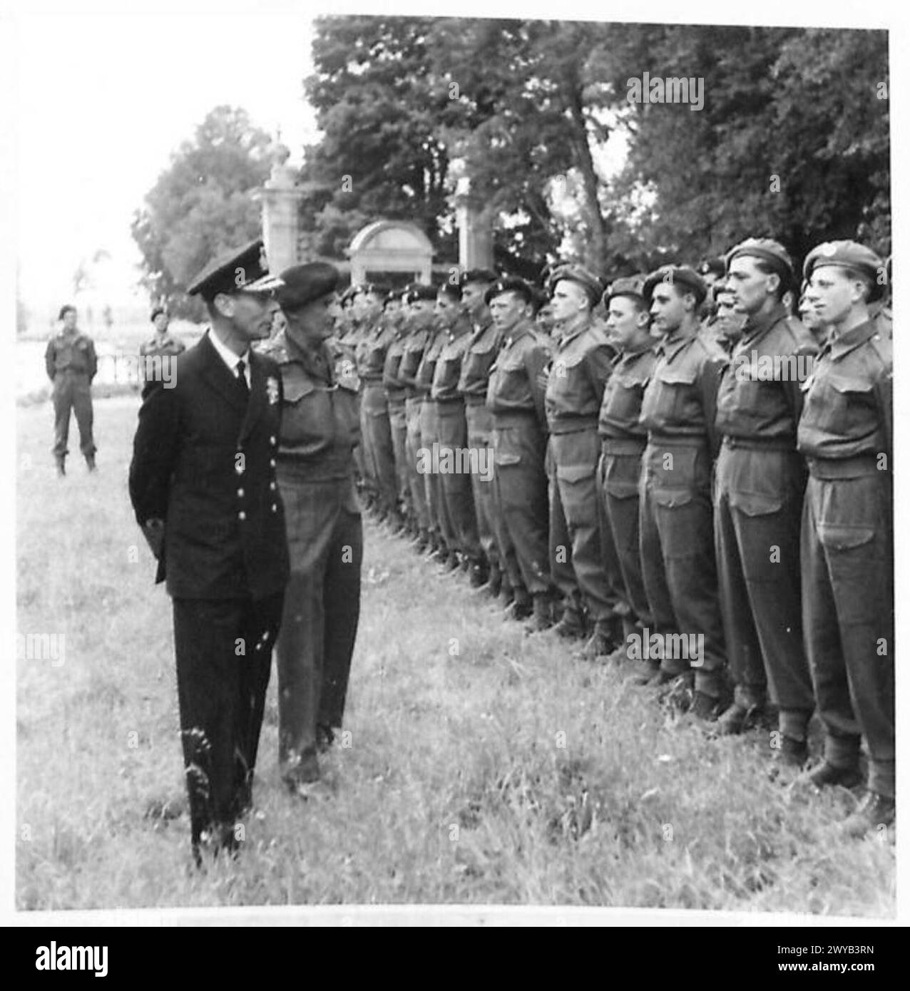 Sua Maestà ispeziona gli ufficiali e le truppe a Creully e Courseulles a seguito di una cerimonia di investitura da parte del personale dell'esercito britannico. Foto Stock