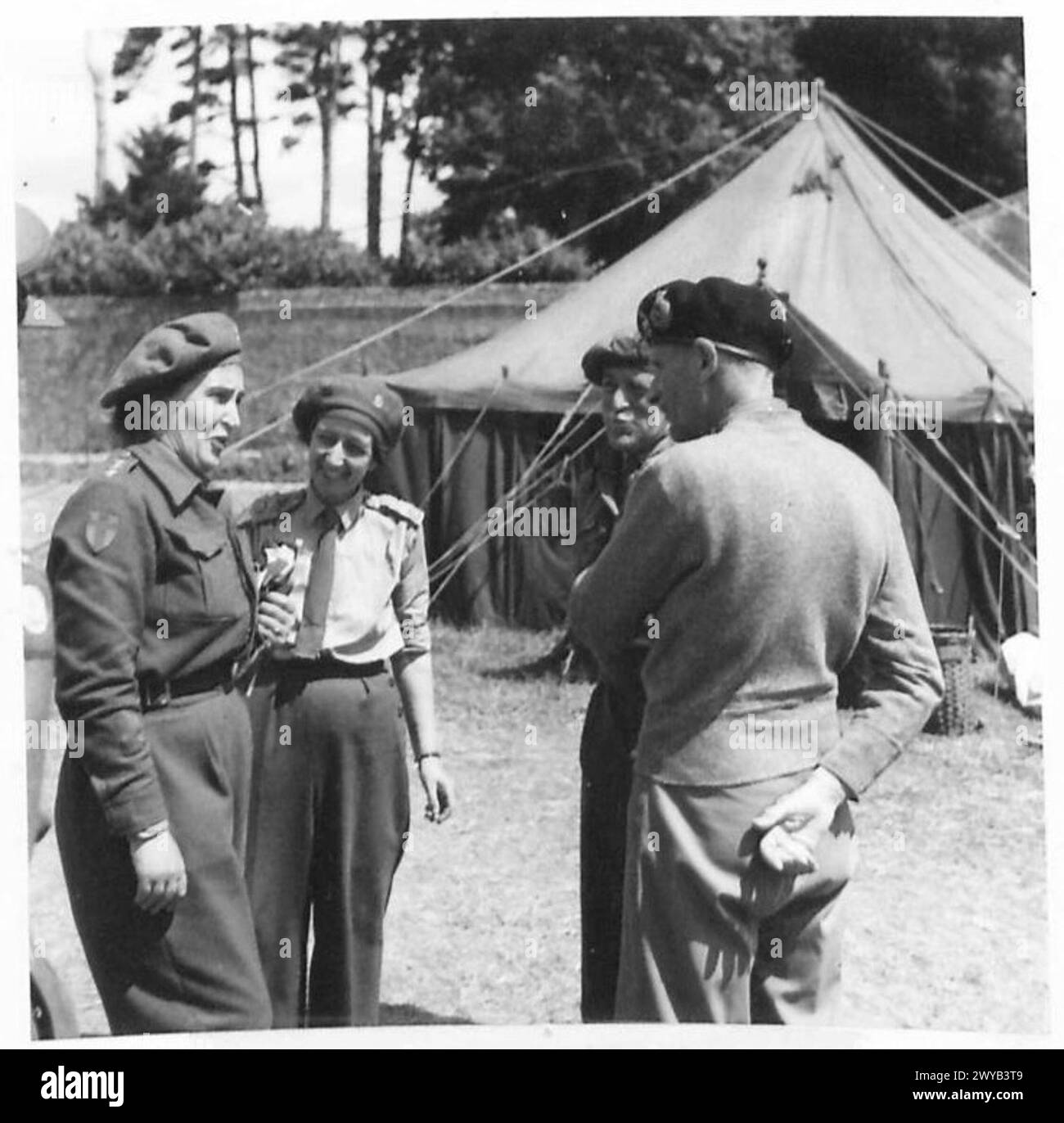 IL GENERALE MONTGOMERY VISITA GLI OSPEDALI - didascalia originale in tempo di guerra: Il generale Montgomery parla con il Matron A. G. Mills di West Mailing, Kent, e l'Assistente Matron G. S. Rae di Cumberland quando visitò il 86 General Hospital di Douvres. Negativo fotografico, British Army, 21st Army Group Foto Stock