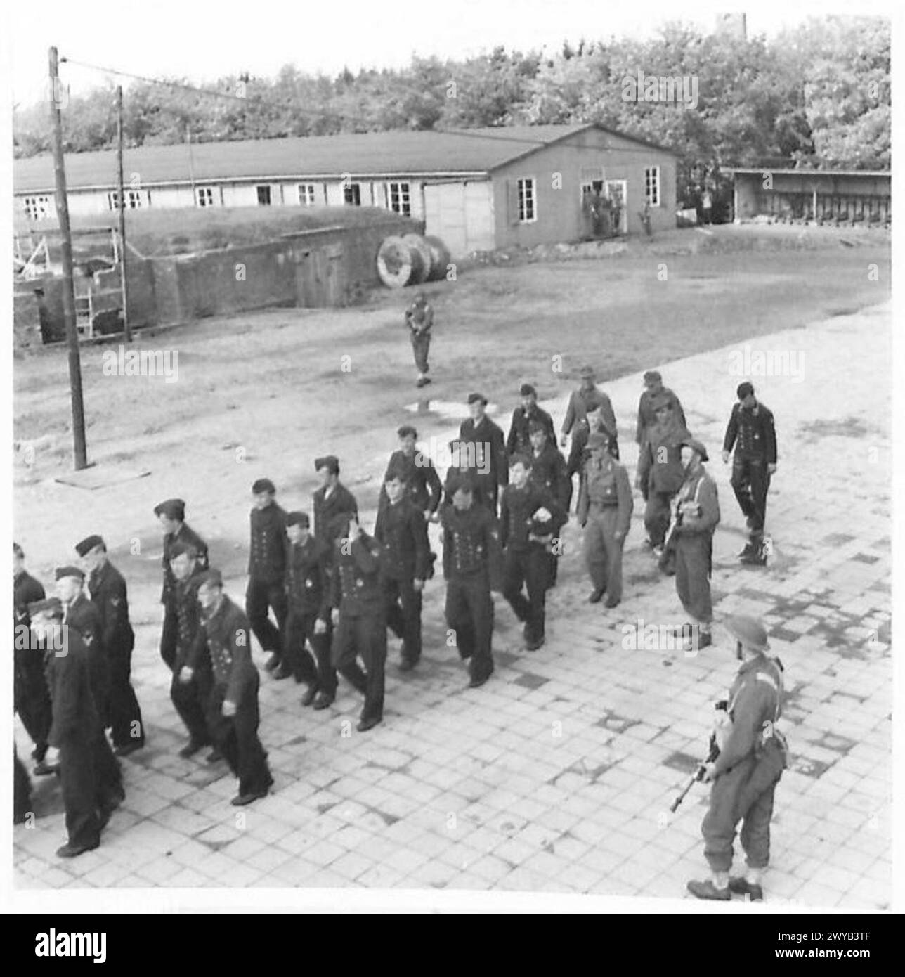 I prigionieri vengono radunati da varie parti di un edificio in seguito all'arresto del governo tedesco. Documentato dall'esercito britannico, 21st Army Group. Foto Stock