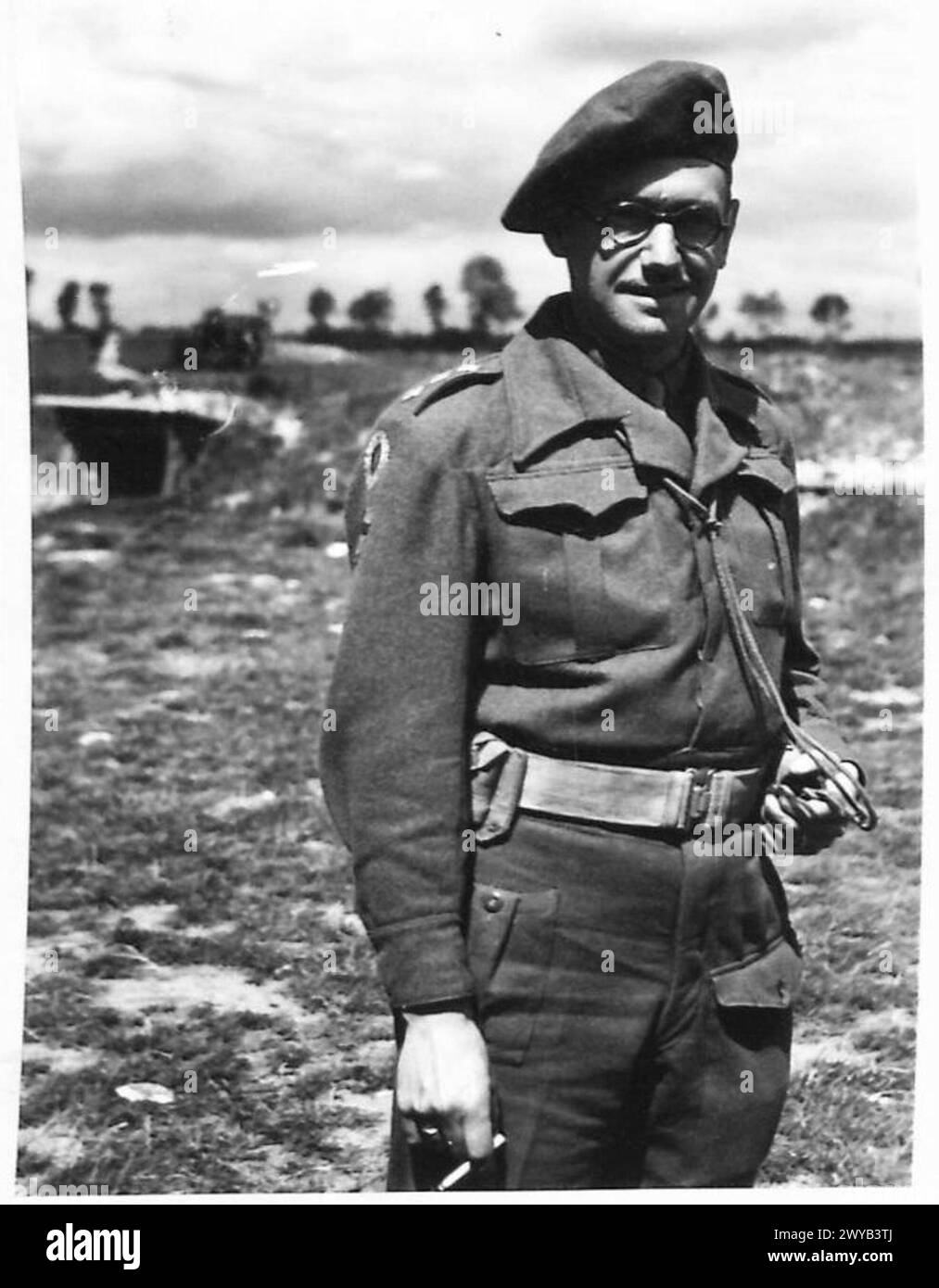 Il capitano R. H. Allison di Hull comanda la compagnia 104 del servizio dei vigili del fuoco dell'esercito. La fotografia è stata documentata dal British Army, 21st Army Group durante il servizio in tempo di guerra. Foto Stock