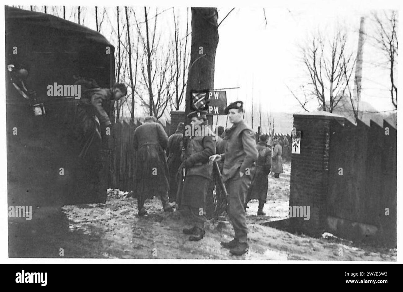 I prigionieri di guerra arrivano alla gabbia di prigionia durante le operazioni dell'esercito britannico da parte del 21st Army Group. Foto Stock